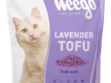 Chat blanc à côté d'un sac violet de litière végétale Weego Lavender Tofu à la lavande, format 6 L