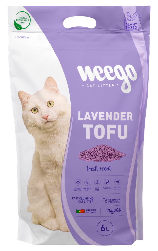 Chat blanc à côté d'un sac violet de litière végétale Weego Lavender Tofu à la lavande, format 6 L